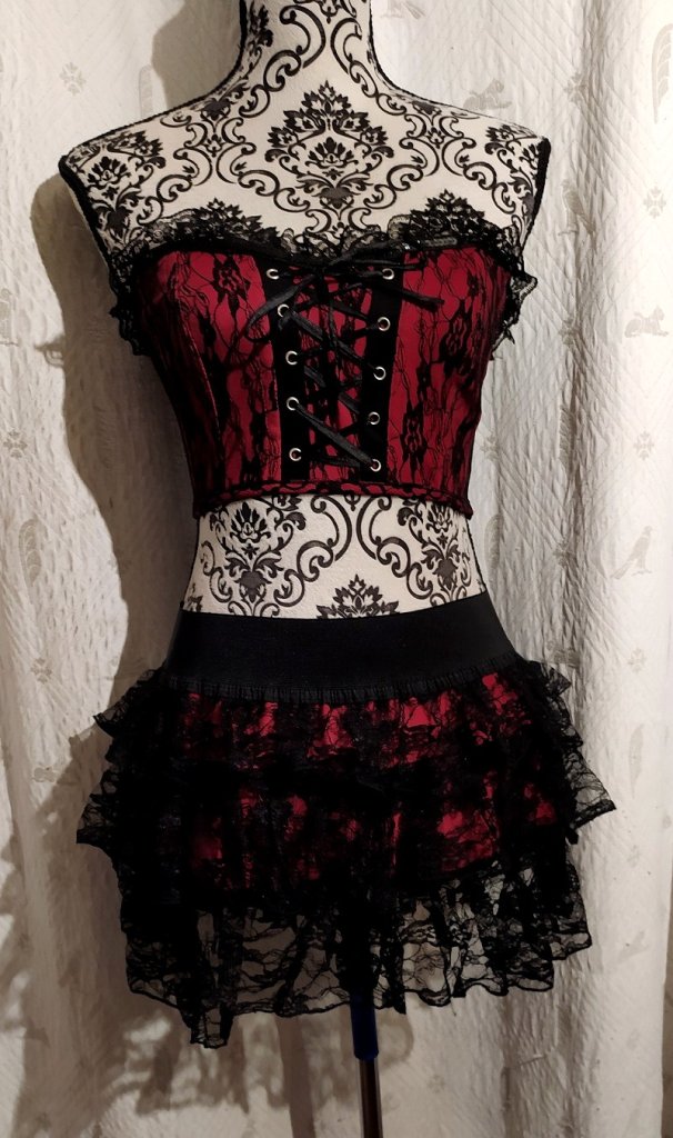 Robe gothique rouge après