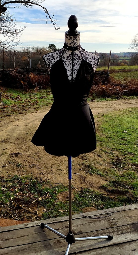 Robe noire et argent avant