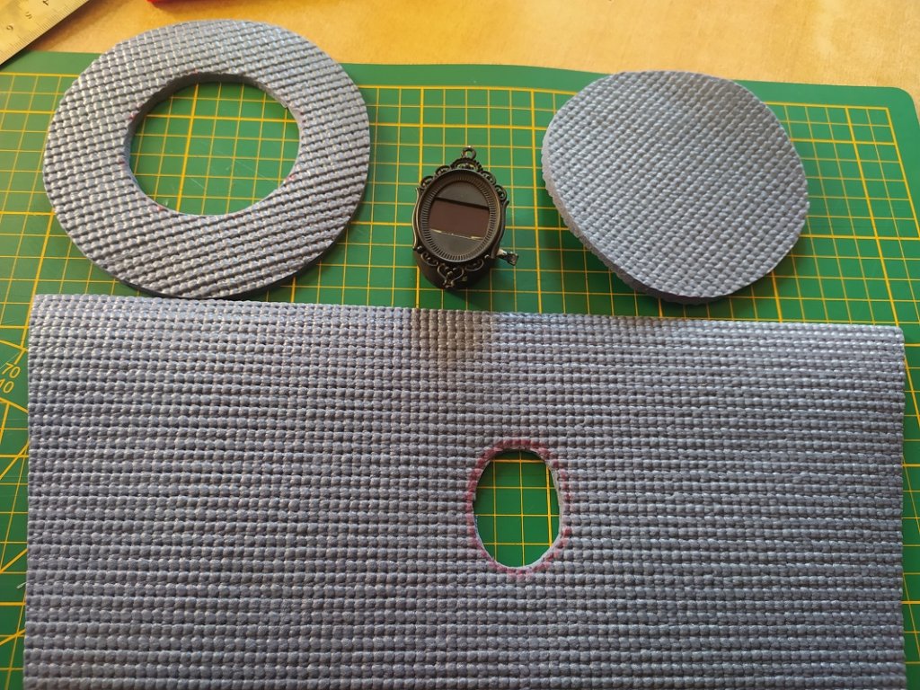 coupe pièces mousse et trou cabochon
