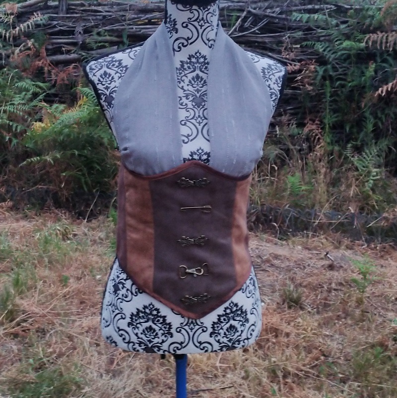 Bustier baronne et serre taille