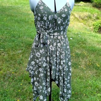 Robe asymétrique fleurs blanches