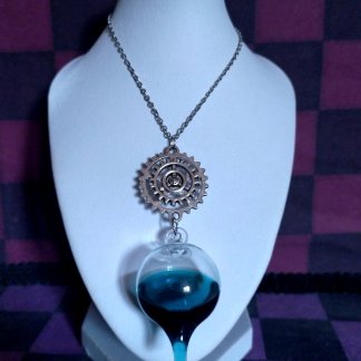 Collier pendentif en verre et rouages